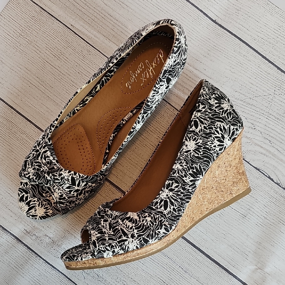 NWOT Dexflex Comfort Black & White Floral Open Toe Wedge Size 8